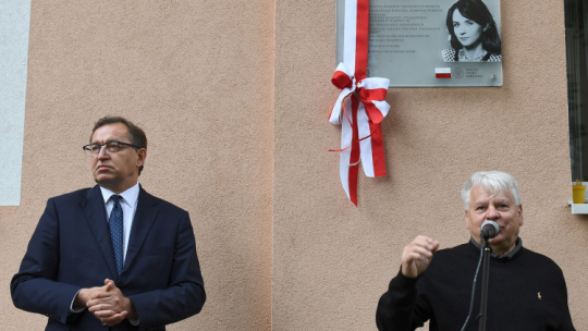 Gdańsk, 31.08.2020. Prezes IPN Jarosław Szarek i wicemarszałek Senatu, działacz opozycji antykomunistycznej Bogdan Borusewicz podczas odsłonięcia tablicy pamięci Aliny Pienkowskiej-Borusewicz. Fot. PAP/M. Gadomski