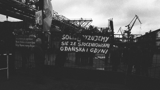 Brama Stoczni Szczecińskiej im. Adolfa Warskiego, której załoga poparła protesty robotnicze na Wybrzeżu i rozpoczęła strajk 18.08.1980. Na bramie widoczny portret papieża Jana Pawła II. Szczecin, 25.08.1980. Fot. PAP/CAF/J. Undro