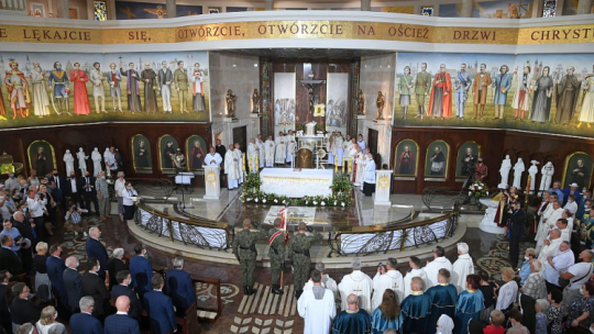 Msza święta w Sanktuarium NMP Gwiazdy Nowej Ewangelizacji i św. Jana Pawła II w Toruniu z okazji otwarcia Parku Pamięci Narodowej „Zachowali się jak trzeba”. Fot. PAP/T. Żmijewski