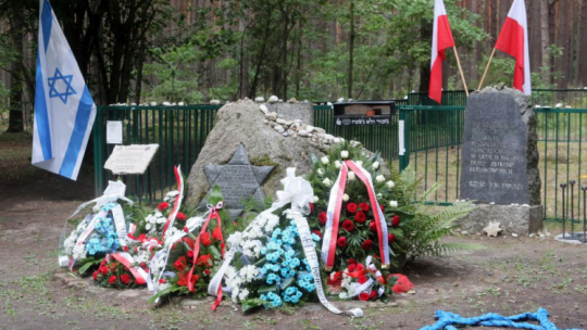 Łopuchowo, 25.08.2020. Obchody 79. rocznicy zagłady Żydów z Tykocina, w miejscu tragedii, w Lesie Łopuchowskim. Podczas uroczystości upamiętniono śmierć ok. 2,5 tys. miejscowych Żydów, zamordowanych przez Niemców 25 i 26 sierpnia 1941 r. Fot. PAP/A. Reszko 