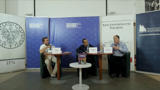 Od lewej: Grzegorz Wołk, dr hab. Patryk Pleskot, dr Grzegorz Majchrzak podczas dyskusji wokół książki „Karnawał po amerykańsku. Ambasada USA w Warszawie wobec wydarzeń w Polsce od sierpnia 1980 do grudnia 1981 r.”. Źródło: profil IPN w serwisie YouTube