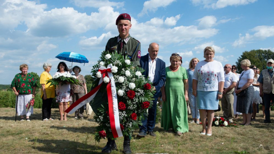 Prezes Związku Polaków na Litwie Michał Mackiewicz (C-P) podczas obchodów Święta Wojska Polskiego i 100. rocznicy Bitwy Warszawskiej. 15.08.2020. Fot. PAP/V. Doveiko