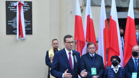 Warszawa, 30.09.2020. Premier Mateusz Morawiecki (2L) oraz prezes Instytutu Pamięci Narodowej Jarosław Szarek (3L) podczas uroczystości odsłonięcia tablicy upamiętniającej Kornela Morawieckiego oraz działaczy Solidarności Walczącej, 30 bm. w Muzeum Żołnierzy Wyklętych i Więźniów Politycznych PRL w Warszawie. Fot. PAP/R. Pietruszka