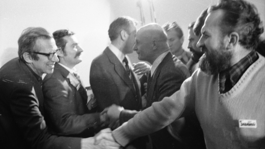 Warszawa, 10.11.1980 r. Rejestracja NSZZ Solidarność w Sądzie Najwyższym. Na zdj. od lewej: Wiesław Chrzanowski, Lech Wałęsa, Tadeusz Mazowiecki, Władysław Siła-Nowicki. Z prawej Kazimierz Świtoń. Fot. PAP/CAF/C. Langda