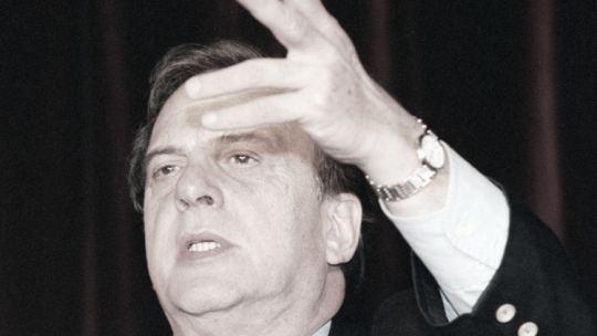 Warszawa, 17.09.1995. Brytyjski dramaturg Ronald Harwood (autor "Garderobianego") podczas konferencji prasowej w Teatrze Ateneum, gdzie wystawiono jego sztukę "Za i przeciw". ( PAP/A. Rybczyński