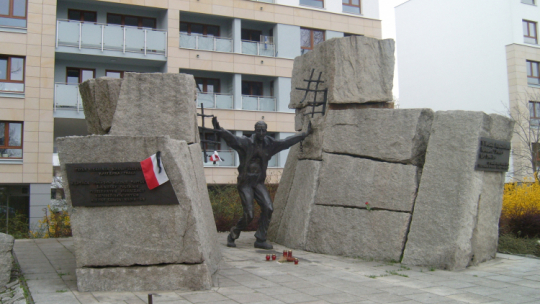 Pomnik Ku Czci Pomordowanych w Praskich Więzieniach 1944–1956, znajdujący się przy ul. Namysłowskiej 6, w miejscu więzienia karno-śledczego nr III w Warszawie. Źródło: Wikipedia Commons