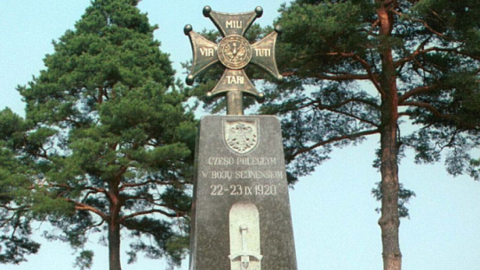 Pomnik poświęcony ofiarom bitwy nad Niemnem w Berżnikach. Fot. PAP/A. Tuchliński