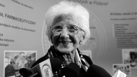 Poznań, 28.10.2011. Doktor Wanda Błeńska (nz) podczas jubileuszowej uroczystości zorganizowanej na poznańskim Uniwersytecie Medycznym. Fot. PAP/M. Zakrzewski