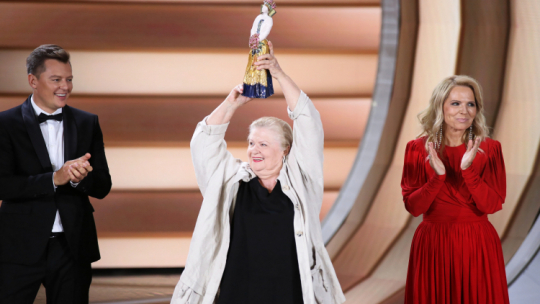 Opole, 06.09.2020. Aktorka i piosenkarka Stanisława Celińska z nagrodą publiczności 57. Krajowego Festiwalu Polskiej Piosenki.  PAP/S. Mielnik