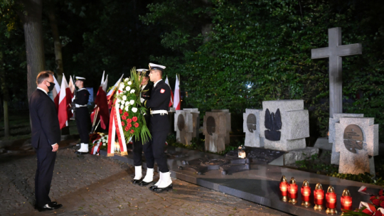 Gdańsk, 01.09.2020. Prezydent Andrzej Duda podczas uroczystości złożenia kwiatów i zniczy na Cmentarzu Żołnierzy Wojska Polskiego na Westerplatte. PAP/A. Warżawa