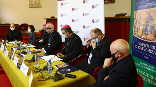 Od lewej: rzecznik KEP ks. Leszek Gęsiak, konsultor Komisji Wychowania Katolickiego KEP prof. dr hab. Anna Zellma, bp Marek Mendyk, przewodniczący Komisji Episkopatu Polski abp Stanisław Gądecki, przewodniczący Komisji Wychowania Katolickiego KEP bp Wojciech Osial, kierownik Katedry Katechetyki Szczegółowej KUL ks. prof. Andrzej Kiciński i dyrektor wydawnictwa „Jedność” ks. Leszek Skorupa podczas konferencji prasowej nt. „Dyrektorium o katechizacji”. Fot. PAP/R. Guz