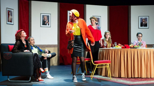 Spektakl Polskiego Teatru Studio z Litwy „Dziewczynki” Ireneusza Iredyńskiego w reżyserii Lilii Kiejzik. 2019 r. Fot. PAP/V. Doveiko