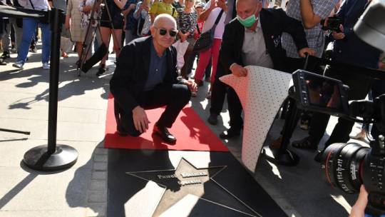 Operator Paweł Edelman (C) podczas uroczystości odsłonięcia swojej gwiazdy w Łódzkiej Alei Gwiazd na ul. Piotrkowskiej. Fot. PAP/G. Michałowski