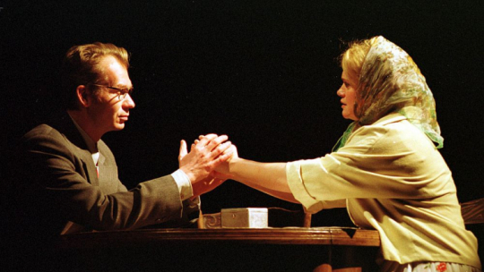 Katarzyna Figura i Mirosław Baka w jednej ze scen spektaklu „Hanemann” w reż. Izabelli Cywinskiej w gdańskim Teatrze Wybrzeże. 2002 r. Fot. PAP/S. Kraszewski