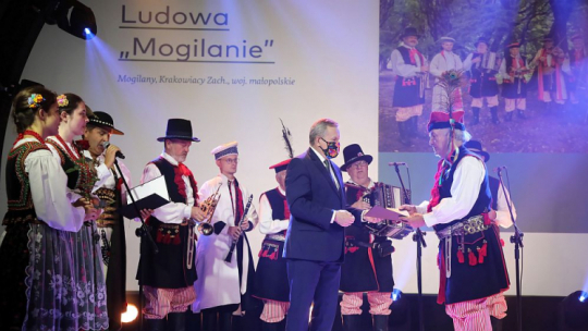 Wicepremier, minister kultury i dziedzictwa narodowego Piotr Gliński (3P) wręcza Nagrodę im. Oskara Kolberga Kapeli Ludowej „Mogilanie”. Fot. PAP/W. Olkuśnik
