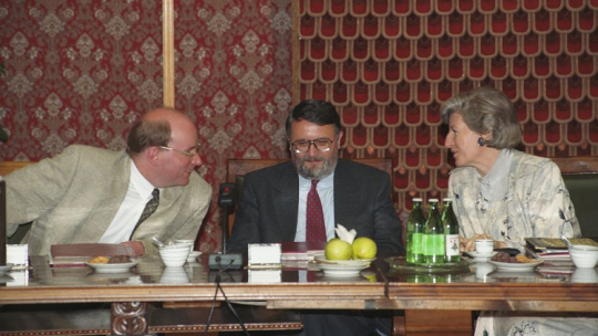 Posiedzenie Rady Ministrów – od lewej: szef Urzędu Rady Ministrów Jan Maria Rokita, wicepremier Paweł Łączkowski, premier RP Hanna Suchocka. Warszawa, 15.06.1993. Fot. PAP/J. Mazur