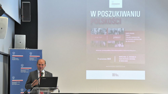 Wiceminister spraw zagranicznych Szymon Szynkowski vel Sęk podczas konferencji „W poszukiwaniu polskości. Karta Polaka, Polacy i polskie dziedzictwo kulturowo-historyczne na Wschodzie”. Fot. PAP/R. Pietruszka