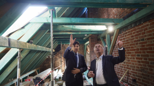 Gdańsk, 25.09.2020. Wiceminister kultury i dziedzictwa narodowego Jarosław Sellin (P) i konserwator zabytków, projektant odbudowy kościoła oraz nadzorujący prace Tomasz Korzeniowski (L) podczas wizyty w odbudowywanym kościele pw. św. Piotra i Pawła. Fot. PAP/A. Warżawa 