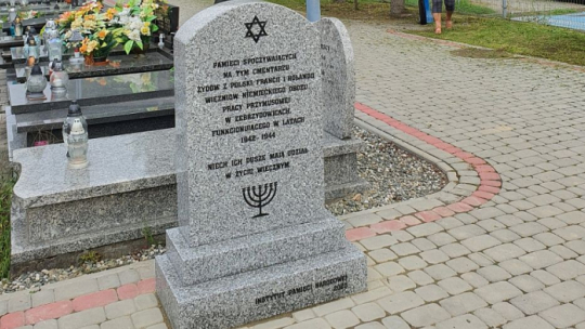 Symboliczny nagrobek na cmentarzu parafialnym poświęcony Żydom z Polski, Francji i Holandii – więźniom niemieckiego obozu pracy przymusowej w Zebrzydowicach. Źródło: IPN