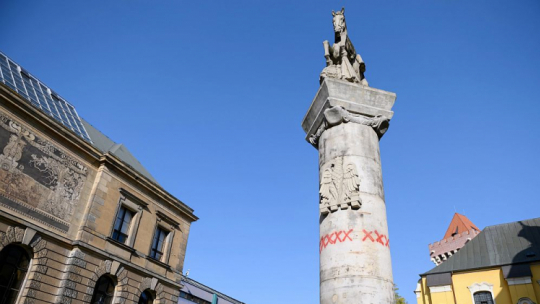 Zdewastowany pomnik 15. Pułku Ułanów Poznańskich w centrum Poznania. 25.10.2020. Fot. PAP/J. Kaczmarczyk