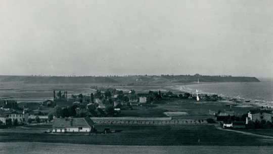 Gdynia, początek lat dwudziestych. Widok z Kamiennej Góry przed rozpoczęciem budowy portu gdyńskiego. Źródło: M. Dziewoński/Biblioteka Narodowa