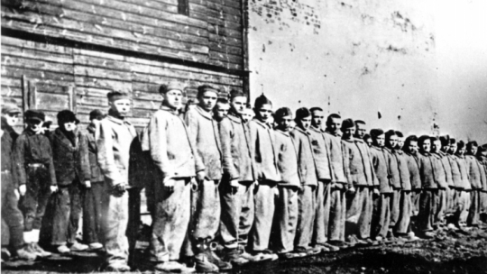 Apel w części obozowej dla chłopców – obóz przy ul. Przemysłowej w Łodzi, wiosna 1943 r. Źródło: IPN w Łodzi