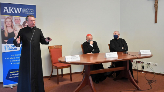 Metropolita warszawski, wielki kanclerz uczelni kard. Kazimierz Nycz (C), przełożony Prowincji Wielkopolsko-Mazowieckiej Towarzystwa Jezusowego ks. Tomasz Ortmann SJ (P) oraz rektor nowej uczelni ks. prof. Krzysztof Pawlina (L) podczas konferencji prasowej w Domu Arcybiskupów Warszawskich w Warszawie nt. Akademii Katolickiej w Warszawie. Fot. PAP/R. Pietruszka