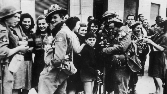 Wkroczenie polskich oddziałów 2 Korpusu Polskiego do Bolonii: żołnierze 5 Kresowej Dywizji Piechoty witani przez ludność. 21.04.1945. Fot. NAC