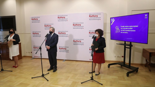 Wiceprezes Rady Ministrów, minister kultury, dziedzictwa narodowego i sportu Piotr Gliński (C), dyrektor Instytutu Muzyki i Tańca Katarzyna Meissner (L), dyrektor Instytutu Teatralnego im. Zbigniewa Raszewskiego Elżbieta Wrotnowska-Gmyz (P) podczas konferencji prasowej nt. naboru wniosków w ramach programu „Fundusz Wsparcia Kultury”. Fot. PAP/T. Gzell
