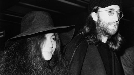 1969. Brytyjski muzyk, wokalista John Lennon (P) i japońska artyska Yoko Ono. Fot. PAP/CAF-archiwum