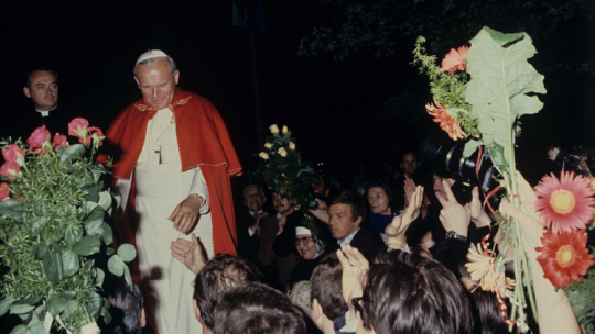 I pielgrzymka papieża Jana Pawła II do Polski: powitanie Ojca Świętego na Błoniach krakowskich, w pobliżu Cichego Kącika. Kraków, 06.06.1979. Fot. PAP/J. Morek