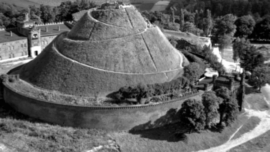 Kraków 1952. Kopiec Kościuszki z kaplicą bł. Bronisławy. Fot. PAP