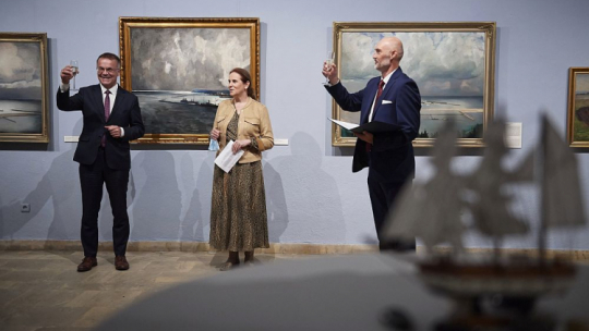 Wiceminister kultury i dziedzictwa narodowego Jarosław Sellin (L), dyrektor placówki Robert Domżał (P) i kustosz muzem Elżbieta Wróblewska (C) wznoszą toast podczas obchodów jubileuszu 60-lecia Narodowego Muzeum Morskiego w Gdańsku. 01.10.2020. Fot. PAP/A. Warżawa