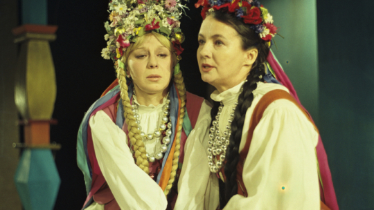 Warszawa 02.1974. Inscenizacja dramatu Stanisława Wyspiańskiego pt. Wesele w reż. Adama Hanuszkiewicza prezentowana na scenie Teatru Narodowego. Nz. Pannę Młodą gra Zofia Kucówna (L), w roli Marysi Maria Seroczyńska (P). PAP/W. Ochnio