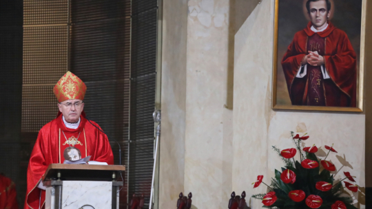 Biskup pomocniczy archidiecezji warszawskiej Piotr Jarecki przewodniczy uroczystej mszy świętej w 36. rocznicę śmierci księdza Jerzego Popiełuszki w kościele Świętego Stanisława Kostki w Warszawie. Fot. PAP/T. Gzell