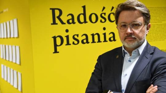 Kraków, 25.02.2019. Michał Rusinek podczas ekspozycji rękopisów, wierszy, autografów oraz egzemplarze pierwszych wydań tomów poetyckich Wisławy Szymborskiej. Fot. PAP/J. Bednarczyk