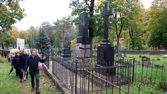 Prezes Społecznego Komitetu Opieki nad Starą Rossą Dariusz Żybort (C) przedstawił na Cmentarzu na Rossie w Wilnie efekty tegorocznych prac przy renowacji pomników nekropolii. 18.10.2020. Fot. PAP/V. Doveiko