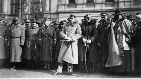 Warszawa, pl. Zamkowy, 14 listopada 1920 r. Uroczystość wręczenia buławy marszałkowskiej Józefowi Piłsudskiemu. Źródło: NAC