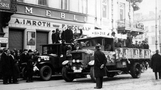Agitacja przedwyborcza BBWR-u na ulicach Warszawy w dniu wyborów do Sejmu. Agitatorzy objeżdżający miasto na samochodach ciężarowych. 16.11.1930. Fot. NAC