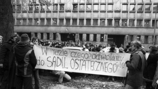 Warszawa 10.11.1980. Sąd Najwyższy uchyla poprawki wprowadzone do Statutu Solidarności przez warszawski Sąd Wojewódzki. Przedstawiciele Solidarności zgadzają się na dołączenie aneksu. Fot. PAP/W. Kryński 