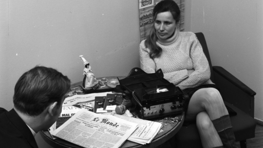 Warszawa 02.1970. Wywiad z poetką, autorką tekstów piosenek Agnieszką Osiecką w Polskim Radio. Fot. PAP/CAF/A. Urbanek