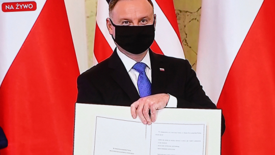 Transmisja uroczystości z Pałacu Prezydenckiego w Warszawie, podczas której prezydent Andrzej Duda ratyfikował umowę między rządem Rzeczypospolitej Polskiej a rządem Stanów Zjednoczonych Ameryki o wzmocnionej współpracy obronnej. Fot. PAP/P. Nowak