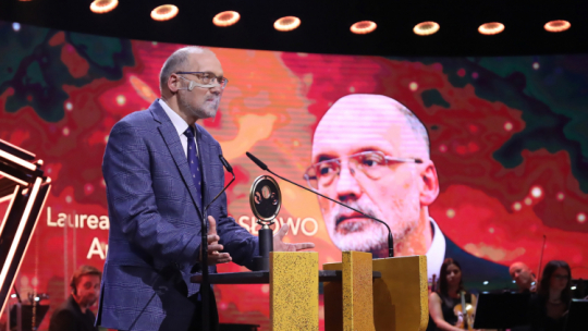 Laureat nagrody w kategorii Słowo - historyk prof. Andrzej Nowak podczas uroczystej gali wręczenia Nagród Mediów Publicznych. Fot. PAP/A. Zawada