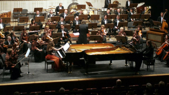 Koncert zespołu Lutosławski Piano Duo: Emilia Sitarz (L) i Bartłomiej Wąsik oraz Orkiestry Symfonicznej Filharmonii Świętokrzyskiej. 2007 r. Fot. PAP/P. Polak