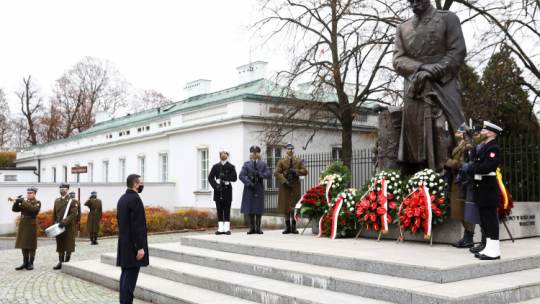 Premier Mateusz Morawiecki (L) składa wieniec przed pomnikiem marszałka Józefa Piłsudskiego przy ulicy Belwederskiej w Warszawie. Fot. PAP/R. Guz