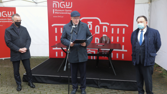 Sekretarz stanu w Ministerstwie Kultury, Dziedzictwa Narodowego i Sportu Jarosław Sellin (L), dyrektor Muzeum Getta Warszawskiego Albert Stankowski (C) oraz marszałek Województwa Mazowieckiego Adam Struzik (P) podczas konferencji prasowej. Fot. PAP/T. Gzell
