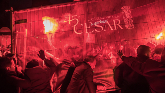 Paryż 2020-02-28. Protesty przeciw obecności Polańskiego na uroczystości wręczenia Cezarów. Fot. PAP/EPA