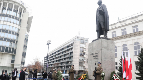 Prezydent RP Andrzej Duda (L) składa wieniec pod pomnikiem Wincentego Witosa przy placu Trzech Krzyży w Warszawie. Fot. PAP/T. Gzell