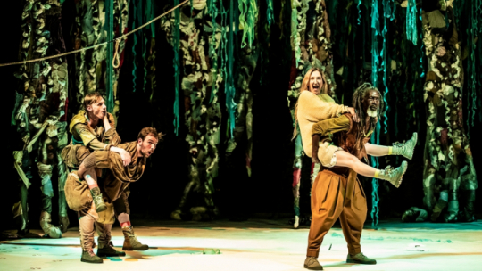 Fragment spektaklu „Ronja, córka zbójnika” (reż. Anna Ilczuk) Teatru Powszechnego w Warszawie. Źródło: Teatr Powszechny