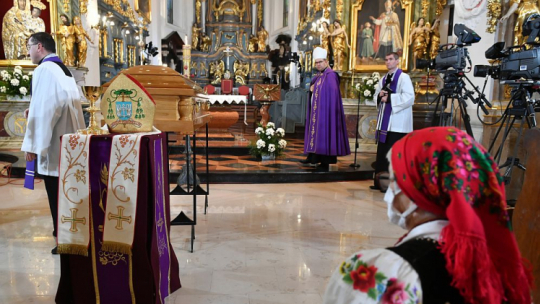 Uroczystości pogrzebowe biskupa Józefa Zawitkowskiego w Bazylice Katedralnej pw. Wniebowzięcia NMP w Łowiczu. Fot. PAP/G. Michałowski